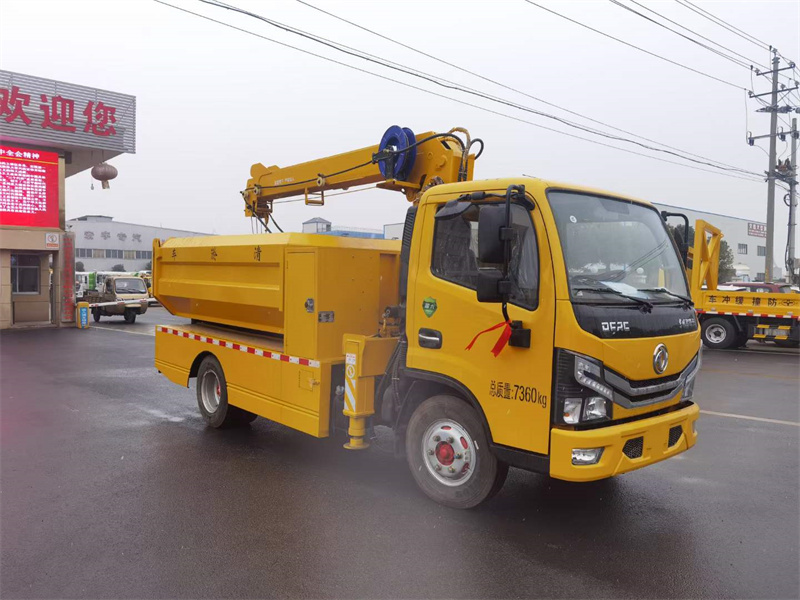 東風4.5方清淤車帶2.5噸2節(jié)臂吊機